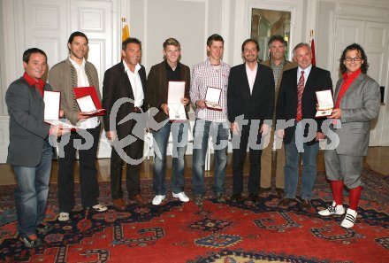 Ehrung der K?rntner Olympiasieger. Walter lackner, Siegi Grabner, Landeshauptmann J?rg Haider, Thomas Morgenstern, Martin Koch, LR Wolfgang Schantl, LAbg. Robert Lutschounig, Rainer Sch?nfelder, Gerhard D?rfler. Klagenfurt, am 29.5.2006.
---
pressefotos, pressefotografie, kuess, qs, qspictures, sport, bild, bilder, bilddatenbank