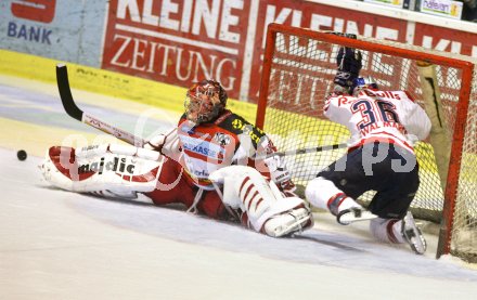 ?sterreichische Eishockey Bundesliga. KAC gegen Red Bull Salzburg. Hannes Enzenhofer (KAC), Marco Pewal (Salzburg). Klagenfurt, am 22.10.2006.
Foto: Kuess
---
pressefotos, pressefotografie, kuess, qs, qspictures, sport, bild, bilder, bilddatenbank
