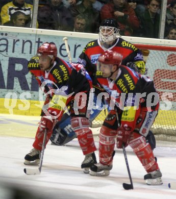 Eishockey Bundesliga. KAC gegen Innsbruck. Der Abwehrriegel des KAC war nur schwer zu knacken. Klagenfurt, am 22.3.2005.
---
pressefotos, pressefotografie, kuess, qs, qspictures, sport, bild, bilder, bilddatenbank