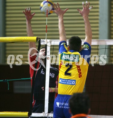 Volleyball Bundesliga. HYPO VBK gegen SK Aich/Dob. Peter Polony, (HYPO VBK), Miha Kosl (Aich/Dob). Klagenfurt, am 27.2.2006.
---
pressefotos, pressefotografie, kuess, qs, qspictures, sport, bild, bilder, bilddatenbank
