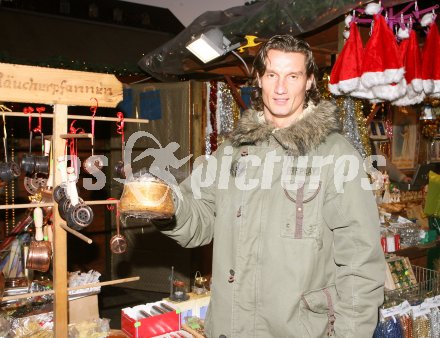 Fussball Bundesliga. Altach. Tormann Mario Krassnitzer am Klagenfurter Weihnachtsmarkt. Klagenfurt, am 22.12.2006.
Foto: qspictures/Kuess
---
pressefotos, pressefotografie, kuess, qs, qspictures, sport, bild, bilder, bilddatenbank