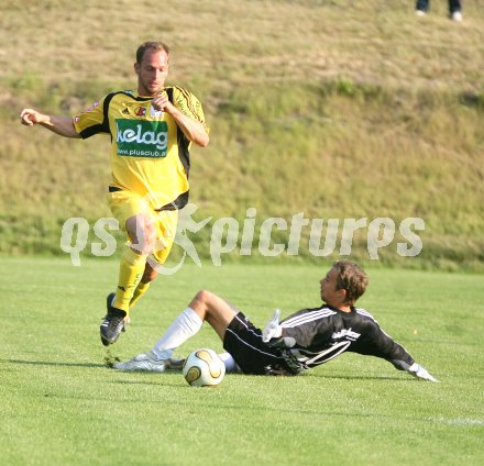 Fu?ball. K?ttmannsdorf gegen FC K?rnten.
Hannes Toth (FCK)gegen Martin Klemen.
K?ttmannsdorf am 21. Juli 2006.
Foto: Kuess
---
pressefotos, pressefotografie, kuess, qs, qspictures, sport, bild, bilder, bilddatenbank