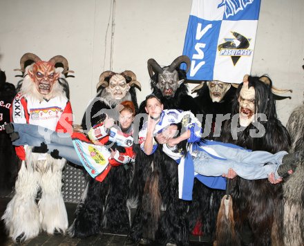 Eishockey Bundesliga. KAC gegen VSV. Krampus mit VSV und KAC Fans. Klagenfurt, am 23.11.2006.
Foto: Kuess
---
pressefotos, pressefotografie, kuess, qs, qspictures, sport, bild, bilder, bilddatenbank