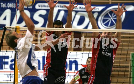 Volleyball Bundesliga. Hypo VBK. Fernando Morales und Marian Vavrek beim Block. Klagenfurt, am 1.10.2005.
---
pressefotos, pressefotografie, kuess, qs, qspictures, sport, bild, bilder, bilddatenbank