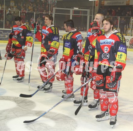 Eishockey Bundesliga. KAC gegen Vienna Capitals. Die Mannschaft des KAC verabschiedet sich von den Fans. Klagenfurt, am 10.4.2005.
---
pressefotos, pressefotografie, kuess, qs, qspictures, sport, bild, bilder, bilddatenbank