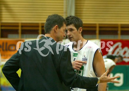 Basketball Bundesliga. W?rthersee Piraten gegen Klosterneuburg. Trainer William Margarity mit Selmir Husanovic. Klagenfurt, am 3.12.2005.
---
pressefotos, pressefotografie, kuess, qs, qspictures, sport, bild, bilder, bilddatenbank