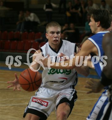 Basketballspiel Piraten gegen Oberwart. Iiro Tenngren. Klagenfurt, am 29.10.2004.
---
pressefotos, pressefotografie, kuess, qs, qspictures, sport, bild, bilder, bilddatenbank