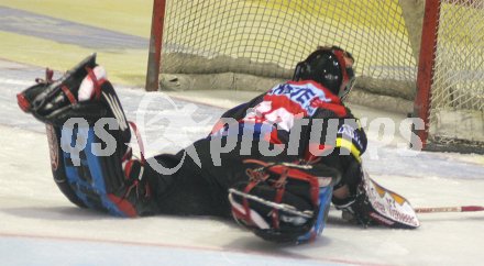 Eishockey Bundesliga. KAC gegen Vienna Capitals. Da konnte auch Andrew "Magic" Verner nichts mehr ausrichten. Hilflos blickt er dem Puck hinterher. Klagenfurt, am 10.4.2005.
---
pressefotos, pressefotografie, kuess, qs, qspictures, sport, bild, bilder, bilddatenbank