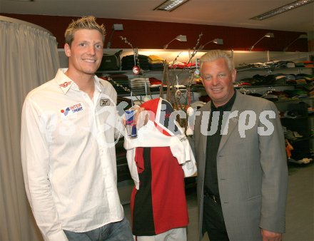 Leichtathletik, Zehnkampf. Roland Schwarzl und Landessportdirektor Reinhard Tellian. Klagenfurt, am 25.3.2005.
---
pressefotos, pressefotografie, kuess, qs, qspictures, sport, bild, bilder, bilddatenbank