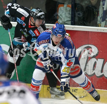 Eishockey Bundesliga. VSV gegen EHC Liwest Linz. Mickey Elick (VSV), Raimund Divis (Linz). Villach, am 12.1.2007.
Foto: Kuess 
---
pressefotos, pressefotografie, kuess, qs, qspictures, sport, bild, bilder, bilddatenbank