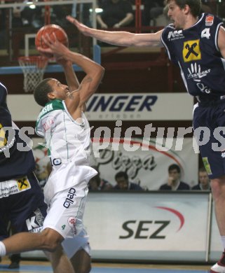 Basketball Bundeslige. W?rthersee Piraten gegen Panthers F?rstenfeld. Kris Clarkson (Piraten). Christian Kollig (F?rstenfeld). Klagenfurt, am 30.12.2006.
Foto: qspictures/Nadja Kuess
---
pressefotos, pressefotografie, kuess, qs, qspictures, sport, bild, bilder, bilddatenbank
