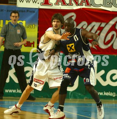 Basketball Bundesliga. W?rthersee Piraten gegen F?rstenfeld Panthers. Samuel Knabl (Piraten) gegen Trevor Gaines (F?rstenfeld). Klagenfurt, am 8.1.2006.
---
pressefotos, pressefotografie, kuess, qs, qspictures, sport, bild, bilder, bilddatenbank