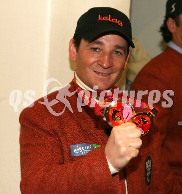 Empfang Paralympics Olympiasieger Walter. Walter Lackner. Klagenfurt, Salzamt, am 21.3.2006.
---
pressefotos, pressefotografie, kuess, qs, qspictures, sport, bild, bilder, bilddatenbank
