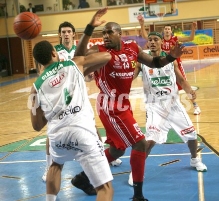 Basketball Bundesliga. W?rthersee Piraten gegen Wels. Kris Clarkson, Selmir Husanovic, Anthony Shavies (Piraten), Richard Elias Anderson (Wels). KLagenfurt, am 12.11.2006.
Foto: Kuess
---
pressefotos, pressefotografie, kuess, qs, qspictures, sport, bild, bilder, bilddatenbank