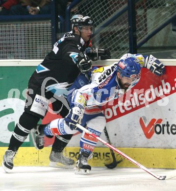 Eishockey Bundesliga. VSV gegen EHC Linz. Markus Peintner (VSV), Ben Storey (Linz). Villach, am 12.1.2007.
Foto: Kuess
---
pressefotos, pressefotografie, kuess, qs, qspictures, sport, bild, bilder, bilddatenbank