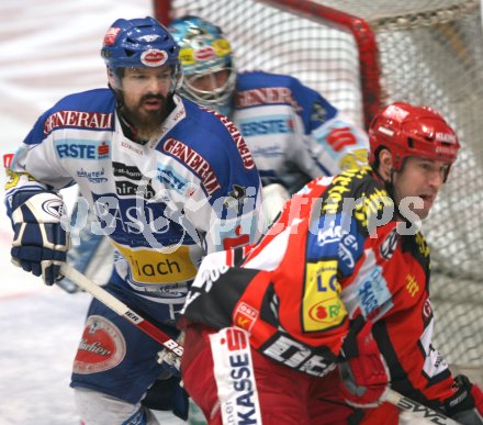 Eishockey Bundesliga. VSV gegen KAC. Markus Peintner (VSV), Ryan Foster (KAC). Villach, am 22.12.2006.
Foto: qspictures/Kuess 
---
pressefotos, pressefotografie, kuess, qs, qspictures, sport, bild, bilder, bilddatenbank