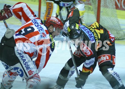 ?sterreichische Eishockey Bundesliga. KAC gegen Vienna Capitals. Chad Hinz (KAC) gegen Gregor Baumgartner (Vienna Capitals). Klagenfurt, am 18.12.2005.
---
pressefotos, pressefotografie, kuess, qs, qspictures, sport, bild, bilder, bilddatenbank