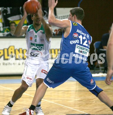 Basketball Bundesliga. W?rthersee Piraten gg. Swans Gmunden. Kris Clarkson (Piraten), Matthias Mayer (Gmunden). Klagenfurt, am 20.10.2006.
---
pressefotos, pressefotografie, kuess, qs, qspictures, sport, bild, bilder, bilddatenbank