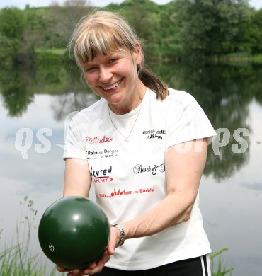 Kegeln Staatsmeisterschaft.  Gabi Pfeifhofer. H?rtendorf, am 28.5.2006.
---
pressefotos, pressefotografie, kuess, qs, qspictures, sport, bild, bilder, bilddatenbank