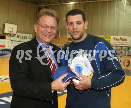 LHStv. Dr. Peter Ambrozy ?berreicht de, Kapit?n der israelischen Handballnationalmannschaft Gastgeschenke. Handball L?nderspiel ?sterreich gegen Israel. Feldkirchen, am 6.1.2005.
---
pressefotos, pressefotografie, kuess, qs, qspictures, sport, bild, bilder, bilddatenbank