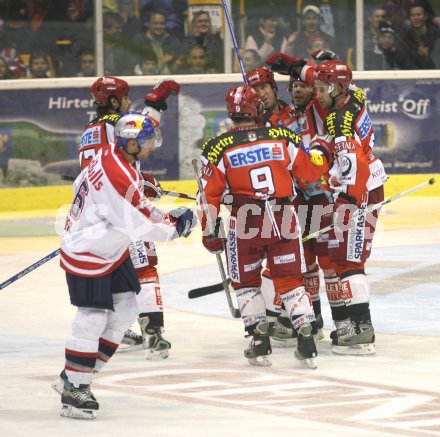 Eishockey Bundesliga. KAC gegen Salzburg. Torjubel KAC. Klagenfurt, am 22.10.2006.
Foto: Kuess
---
pressefotos, pressefotografie, kuess, qs, qspictures, sport, bild, bilder, bilddatenbank