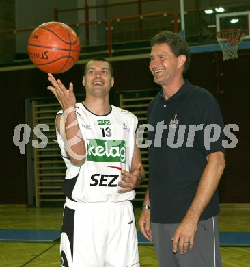 Basketball Bundesliga. W?rthersee Piraten. Neuerwerbung. Der Slowene Samo Grum mit Trainer William Magarity. Klagenfurt, am 29.5.2006.
Foto: Kuess
---
pressefotos, pressefotografie, kuess, qs, qspictures, sport, bild, bilder, bilddatenbank
