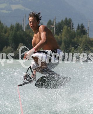 Wasserschi. Trickschi. Immanuel Egger. Lendorf, am 17.9.2005.
---
pressefotos, pressefotografie, kuess, qs, qspictures, sport, bild, bilder, bilddatenbank