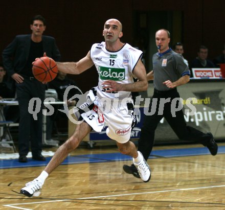Basketball Bundesliga. W?rthersee Piraten gegen ABC Lions Dornbirn, Tobe Carberry (Piraten),Alexander Zyskunov (Dornbirn)
Klagenfurt, 12.2.2006.
---
pressefotos, pressefotografie, kuess, qs, qspictures, sport, bild, bilder, bilddatenbank
