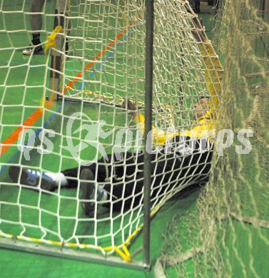 Handball Bundesliga Derby HCK 59 gegen SC Ferlach. Ferlachs Torh?ter Walter Perkounig gefangen im Netz. Klagenfurt, am 10.12.2005.
---
pressefotos, pressefotografie, kuess, qs, qspictures, sport, bild, bilder, bilddatenbank