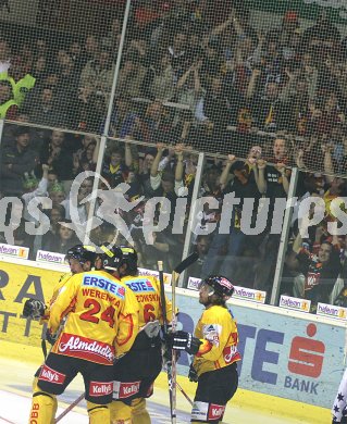 Eishockey Bundesliga. KAC gegen Vienna Capitals. Mit den Spielern der Vienna Capitals jubeln die mitgereisten Anh?nger. Klagenfurt, am 10.4.2005.
---
pressefotos, pressefotografie, kuess, qs, qspictures, sport, bild, bilder, bilddatenbank