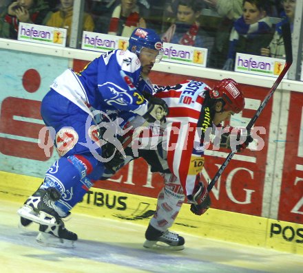 ?sterreichische Eishockey Bundesliga. K?rntner Derby KAC gegen VSV.  Markus Peintner (VSV) gegen Many Viveiros (KAC). Klagenfurt, am 26.12.2005.
---
pressefotos, pressefotografie, kuess, qs, qspictures, sport, bild, bilder, bilddatenbank
