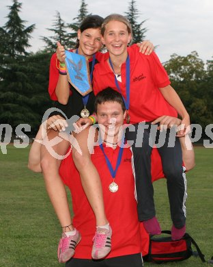 Drei Regionen Jugendspiele. Leichtathletik. Markus Pirmann (Silbermedaille im Kugelstossen) mit Sabine Hanser und Katharina Kasper. 16.9.2005.
---
pressefotos, pressefotografie, kuess, qs, qspictures, sport, bild, bilder, bilddatenbank