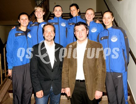 Gert Buchleitner, Co-Trainer Lukas Mark, Marina Novosel, Obmann Josef Laibacher, Katharina Grafenauer, Maja Pr?prost, Sportlandesrat Wolfgang Schantl, Hubert Eritscher, Petra Kosnijek, Sigrid Sumper, Trainer Helmut Voggenberger, Ana Mijatrovic, Sportstadtrat Dieter Jandl. Klagenfurt, am 25.9.2006. 

---
pressefotos, pressefotografie, kuess, qs, qspictures, sport, bild, bilder, bilddatenbank