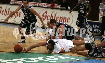 Basketball Bundesliga. W?rthersee Piraten gegen Gmunden. Bryan Lucas und Nenad Videka. Klagenfurt, am 19.11.2005.
---
pressefotos, pressefotografie, kuess, qs, qspictures, sport, bild, bilder, bilddatenbank