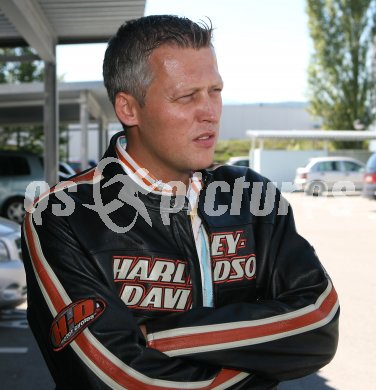 Fussball. Regionalliga. Marco Wieser mit Fuhrpark. SAK Obmann. Klagenfurt, am 1.9.2006.
Foto: Kuess
---
pressefotos, pressefotografie, kuess, qs, qspictures, sport, bild, bilder, bilddatenbank