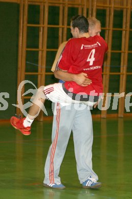 Handball Bundesliga. HCK 59 gegen Unon SPK Korneuburg. Patrick Jochum umarmt Tormann Matthias Lippitsch (HCK). Viktring, am 16.9.2006.
---
pressefotos, pressefotografie, kuess, qs, qspictures, sport, bild, bilder, bilddatenbank