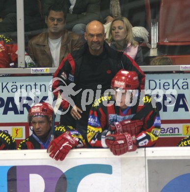 Eishockey Bundesliga. KAC gegen Linz. Die Leiden eines Trainers. Klagenfurt, am 4.10.2005.
---
pressefotos, pressefotografie, kuess, qs, qspictures, sport, bild, bilder, bilddatenbank