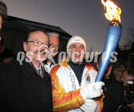 Olympischer Fackellauf. Toni Polster mit Klagenfurts Stadtrat Walter Zwick. Klagenfurt, am 20.1.2006.
---
pressefotos, pressefotografie, kuess, qs, qspictures, sport, bild, bilder, bilddatenbank