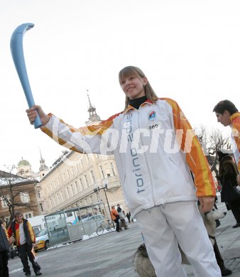 Olympischer Fackellauf. Stefanie Waldkircher. Klagenfurt, am 20.1.2006.
---
pressefotos, pressefotografie, kuess, qs, qspictures, sport, bild, bilder, bilddatenbank