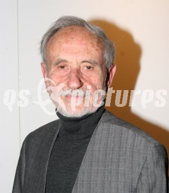 Ernst Hildebrand - wurde mit dem W?rdigungspreis des Landes K?rnten f?r besondere Verdienste um die Baukultur ausgezeichnet. Klagenfurt, am 1.12.2004.
---
pressefotos, pressefotografie, kuess, qs, qspictures, sport, bild, bilder, bilddatenbank