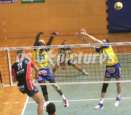 Volleyball Bundesliga. SK Aich/Dob gegen Hypo VBK Klagenfurt. Peter Polony (Hypo), Vladimir Lastres, Pavel Reznicek und Jure Kokot (Aich/Dob). Bleiburg, am 12.11.2005. 
---
pressefotos, pressefotografie, kuess, qs, qspictures, sport, bild, bilder, bilddatenbank