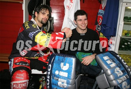 Eishockey Bundesliga. KAC gegen Innsbruck. Toni Iob und Dan Cloutier.Klagenfurt, am 27.3.2005.
---
pressefotos, pressefotografie, kuess, qs, qspictures, sport, bild, bilder, bilddatenbank