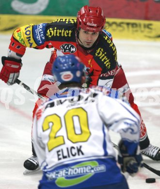 Eishockey Bundesliga. VSV gegen KAC. Mickey Elick (VSV), Toni Iob (KAC). Villach, am 22.12.2006.
Foto: qspictures/Kuess 
---
pressefotos, pressefotografie, kuess, qs, qspictures, sport, bild, bilder, bilddatenbank