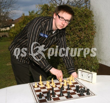 Schach. IM Herwig Pilaj. Weizelsdorf, am 14.4.2006.
---
pressefotos, pressefotografie, kuess, qs, qspictures, sport, bild, bilder, bilddatenbank