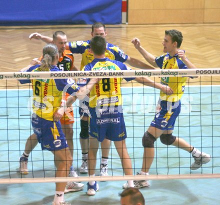 Volleyball Meisterschaftsspiel SK Aich/Dob gegen Hypo VBK. Jubel SK Aich/Dob.  Bleiburg am 7.10.2006
---
pressefotos, pressefotografie, kuess, qs, qspictures, sport, bild, bilder, bilddatenbank