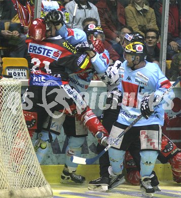 Eishockey Bundesliga. KAC gegen Innsbruck. Bereits nach wenigen Minuten kam es zur ersten Schl?gerei. Klagenfurt, am 27.3.2005.
---
pressefotos, pressefotografie, kuess, qs, qspictures, sport, bild, bilder, bilddatenbank