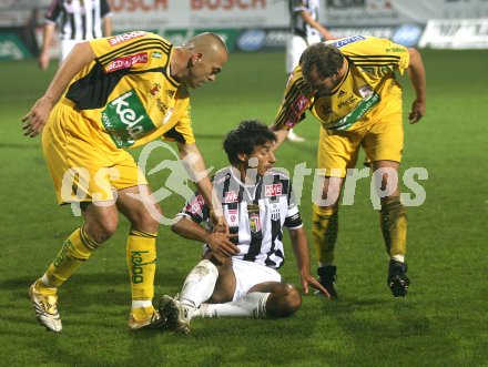 Fussball. Red Zac Liga. FCK gegen LASK. Stanko Bubalo und Hannes Toth (FCK) helfen Ivica Vastic (LASK) wieder auf die Beine. Klagenfurt, am 13.10.2006.
---
pressefotos, pressefotografie, kuess, qs, qspictures, sport, bild, bilder, bilddatenbank