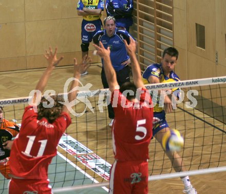 Volleyball Aich/Dob. Europacup.  Miha Kosl, im Hintergrung Trainer Martin Micheu. Bleiburg, am 24.9.2005.
Foto: Kuess
---
pressefotos, pressefotografie, kuess, qs, qspictures, sport, bild, bilder, bilddatenbank