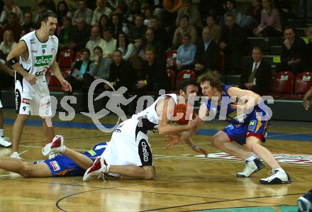 Basketball Bundesliga. W?rthersee Piraten gegen St. P?ltner Haie.  Andreas Helmigk, Joachim Buggelsheim. Klagenfurt, am 30.12.2005.
---
pressefotos, pressefotografie, kuess, qs, qspictures, sport, bild, bilder, bilddatenbank