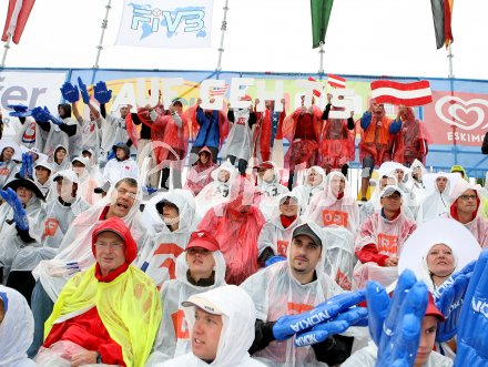 Beachvolleyball. Fans mit Regenschutz. Klagenfurt, am 2.8.2006.
---
pressefotos, pressefotografie, kuess, qs, qspictures, sport, bild, bilder, bilddatenbank